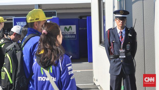 Petugas keamanan siaga menjaga tempat istirahat Valentino Rossi. (CNN Indonesia/Haryanto Tri Wibowo)