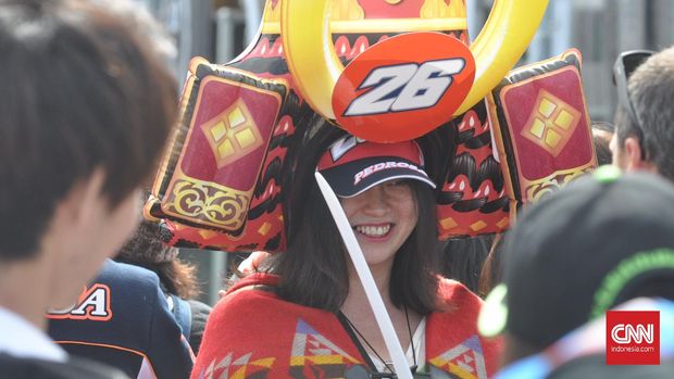 Seorang penggemar wanita di MotoGP Jepang. (CNN Indonesia/Haryanto Tri Wibowo)