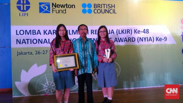 Felicia Natalia Kurniadi dan Fiona Natania Kurniadi dari SMA Tarsius 1, Jakarta. (Foto: Fitri Chaeroni/CNN Indonesia)