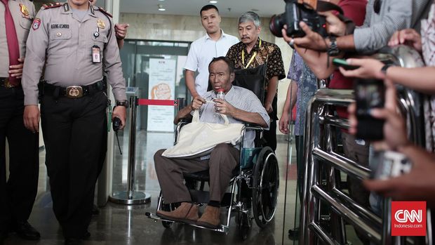Tersangka kasus korupsi e-KTP Sugiharto meninggalkan Gedung KPK usai menjalani pemeriksaan, Senin (17/10/2016).
