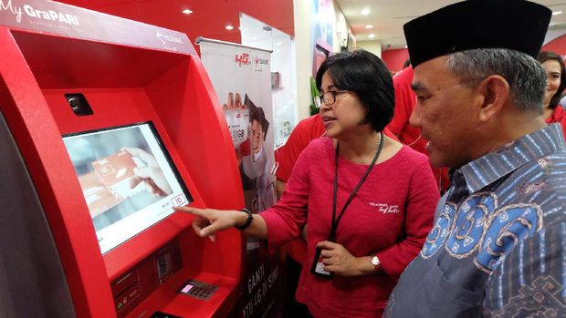 Executive Vice President Area Jabotabek Jabar Telkomsel Venusiana Papasi menjelaskan kepada Walikota Depok Idris Abdus Somad mengenai fasilitas layanan MyGraPARI