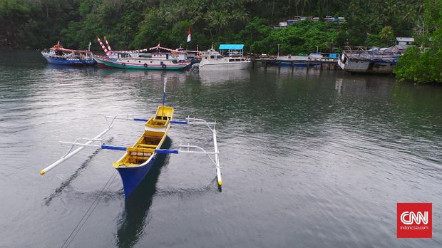 Selat Lembeh adalah perairan sempit yang memisahkan Pulau Sulawesi, tepatnya Kota Bitung, dan Pulau Lembeh. (CNN Indonesia/Lesthia Kertopati)