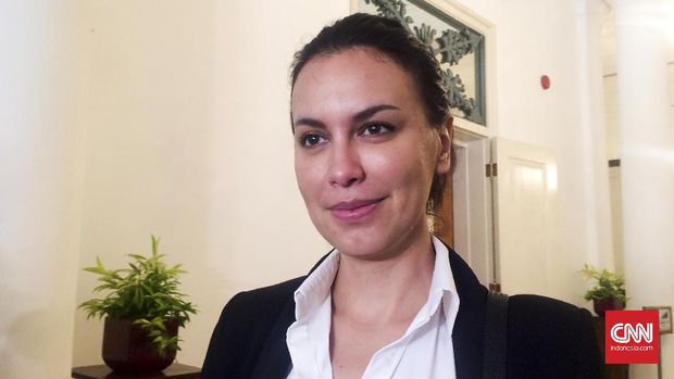 Sophia Latjuba ketika menemani Gubernur DKI Jakarta Basuki Tjahaja Purnama berkegiatan. Mulai dari meresmikan RPTRA hingga bekerja di Kantor Balai Kota, Selasa (18/10). (CNN Indonesia/Puput Tripeni Juniman)