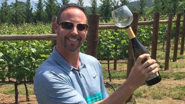 Guzzle Buddy berupa cawan gelas dan pipa yang biasanya untuk kaki gelas. Pipa tersebut digunakan untuk disambungkan pada leher botol wine. (guzzlebuddy.com)