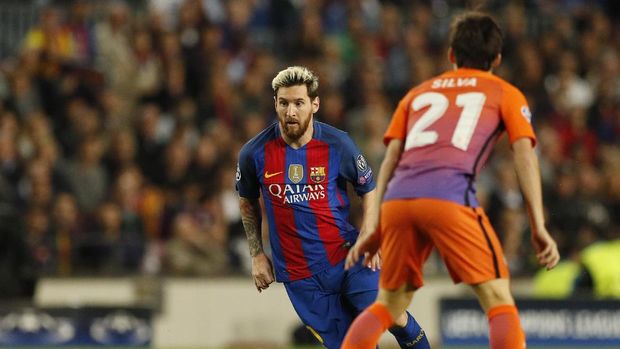 Lionel Messi (kiri) mencetak hattrick ke gawang Manchester City. (Reuters/ Michael Dalder)