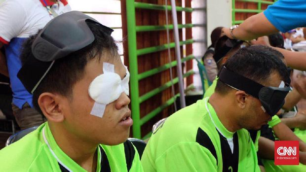 Tim Sumatera Utara saat mendengarkan instruksi pelatih. (CNN Indonesia/M. Arby Rahmat)