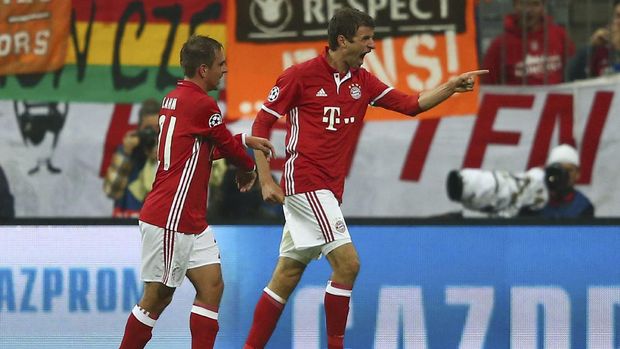 Thomas Mueller membuka pesta gol Bayern Munich ke gawang PSV Eindhoven. (Reuters/Michael Dalder)