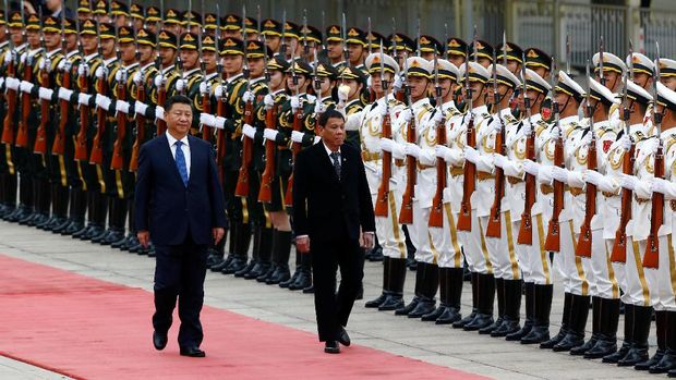 Duterte merapat ke China dalam pertemuan dengan Presiden Xi Jinping. (Reuters/Thomas Peter)