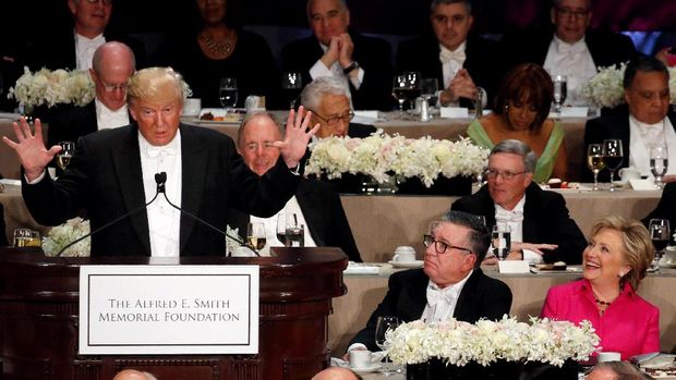 Donald Trump berbicara di mimbar di sebuah jamuan makan malam. (Reuters/Jonathan Ernst)