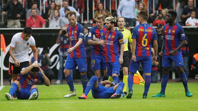 Tentang Pelemparan Botol dari Suporter Valencia ke Pemain Barca Tentang Pelemparan Botol dari Suporter Valencia ke Pemain Barca