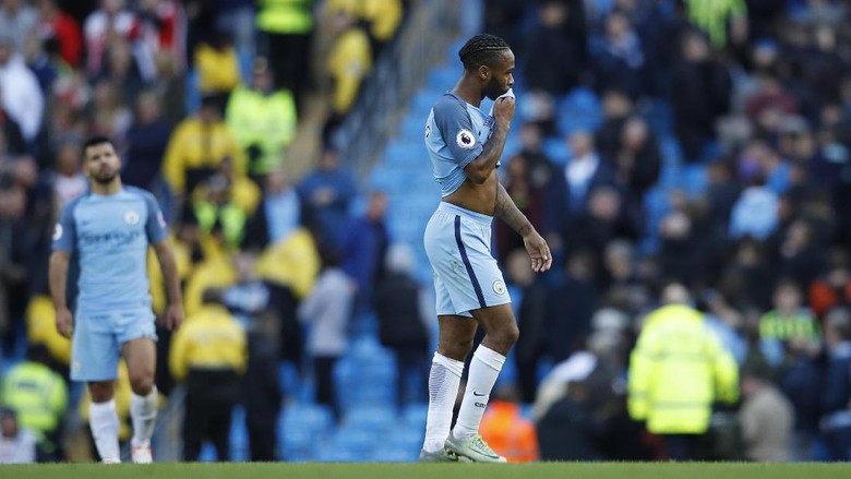 Cerita Pemain City Ditahan Pep 50 Menit di Ruang Ganti