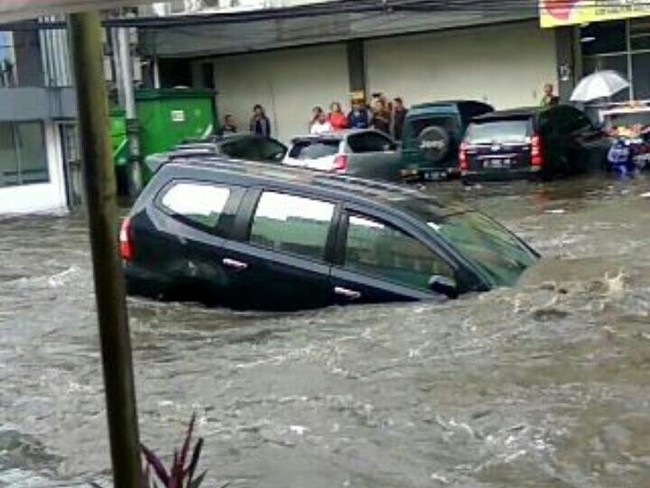 Polisi Cari Mobil dan Motor yang Terseret Banjir di Pagarsih Bandung Polisi Cari Mobil dan Motor yang Terseret Banjir di Pagarsih Bandung