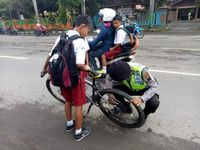  Polisi Bantu Siswa SD yang Sepedanya Rusak di Rembang Dipuji Netizen