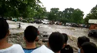 Satu unit mobil sedang berupaya melawan derasnya arus banjir yang terjadi di Bandung, Jawa Barat. (Dok. Istimewa/Usman Priatna)