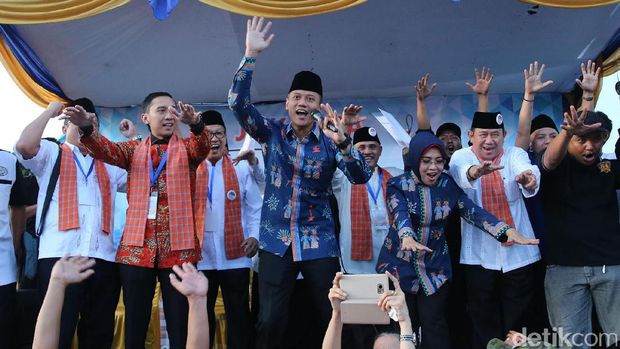 Jelang pengundian nomor urut, pasangan Agus-Sylvi memberikan semangat kepada pendukungnya. (Detikcom/Ari Saputra)