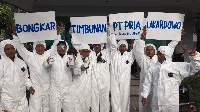 Aksi warga Lakardowo di KLHK.