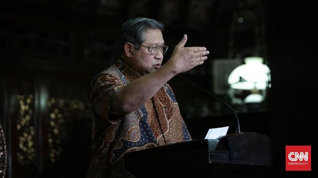 Susilo Bambang Yudhoyono berorasi dalam apel siaga yang digelar oleh tim pemenangan Agus-Sylvi, Sabtu (4/2).