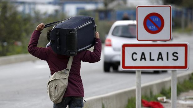 Para pengungsi mulai dipindahkan dari rimba tenda Calais.