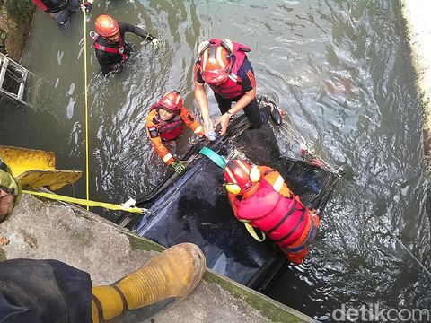 Cerita Pemilik Mobil Livina yang Hanyut Terseret Banjir di Pagarsih Bandung