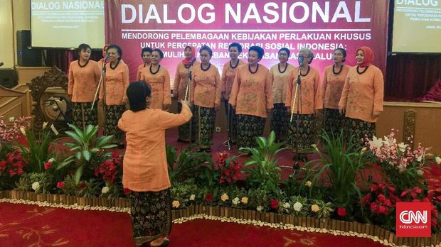 Penampilan Dialita di Dialog Nasional Mendorong Pelembagaan Kebijakan Perlakuan Khusus bagi Korban Kekerasan Masa Lalu.