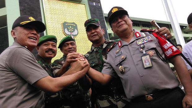 TNI dan Polri akan bertukar informasi mengamankan Pilkada DKI Jakarta.