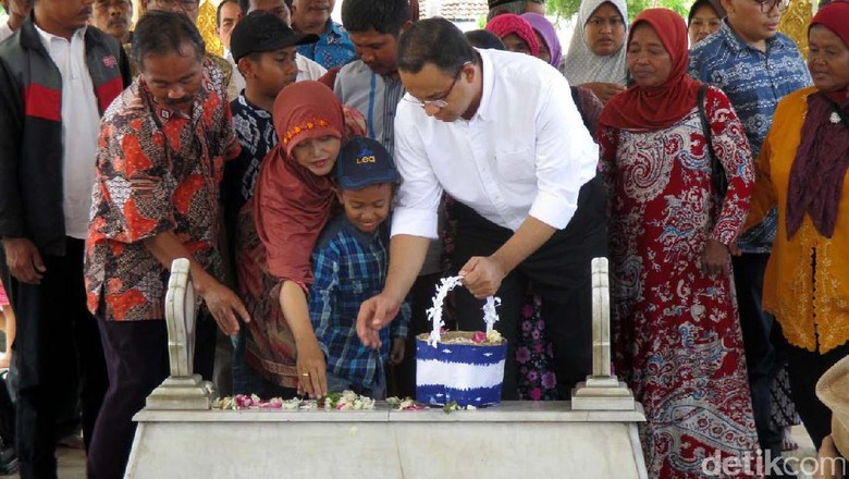 Jelang Kampanye, Anies Nyekar ke Makam Panglima Sudirman dan Ayahnya di Yogya