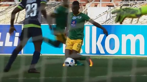 Pamer Aksi Utak-atik Bola yang Berujung Kartu Kuning