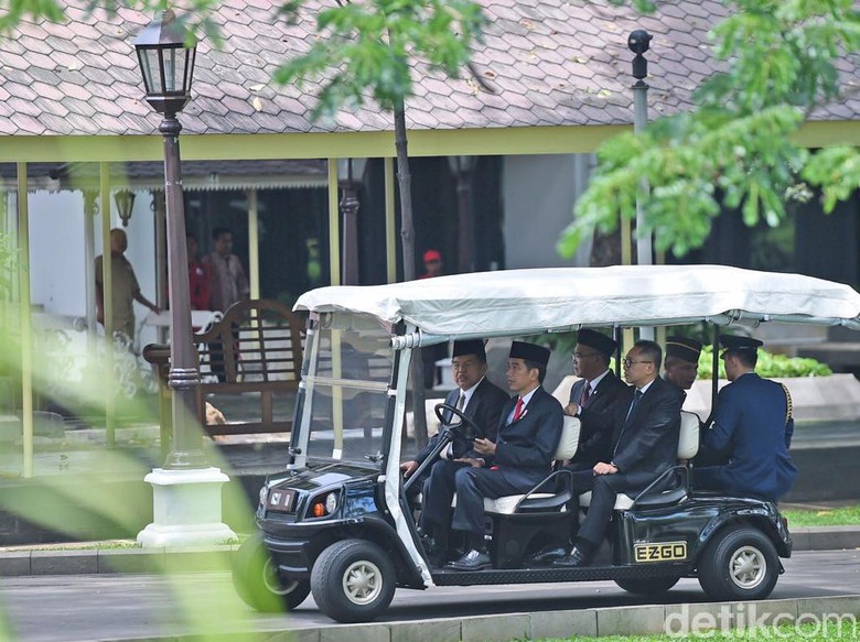 Gaya Jokowi Jadi Sopir untuk JK dan Zulkifli Hasan