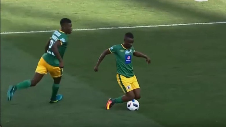 Pamer Aksi Utak-atik Bola yang Berujung Kartu Kuning
