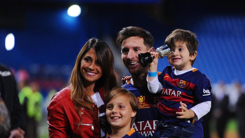 Messi Ajak Keluarga Melancong ke Disneyland