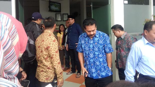 Sapa Warga di Pasar Rebo, Djarot: Ini Salat Jumat Saja Bukan Kampanye