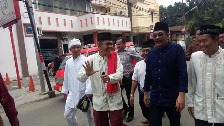 Sapa Warga di Pasar Rebo, Djarot: Ini Salat Jumat Saja Bukan Kampanye