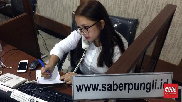 Operator Satgas Saber Pungli mulai bekerja di kantor Kemenko Polhukam, Jakarta, Jumat (28/10). CNN Indonesia/Prima Gumilang)