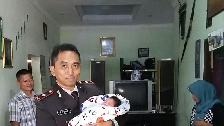 Bayi Laki-laki Dibuang di Kardus di TPS Depok