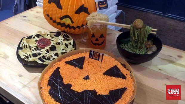 Jelang pesta Halloween, OTW Food Street di kawasan Kelapa Gading menawarkan Martabak Halloween yang ditaburi meises jeruk dan bubuk biskuit Oreo dan Mi Terbang serta kue Chew-a-bit dan minuman Mango Peach, Selasa (25/10). (CNN Indonesia/Megiza)