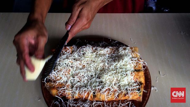 Martabak ini merupakan varian baru dari OTW Food Street yang menggunakan salah satu mi instan asal Korea yang terkenal dengan rasanya yang pedas. (CNN Indonesia/Megiza)