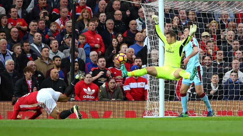 Tepis Tendangan Ibrahimovic, Heaton: Lenganku Nyaris Patah Tepis Tendangan Ibrahimovic, Heaton: Lenganku Nyaris Patah
