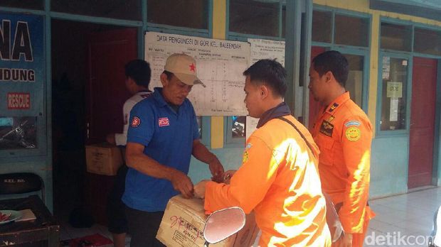  Petugas SAR memberikan bantuan bagi pengungsi korban banjir di Kabupaten Bandung, Jawa Barat, Minggu (30/10/2016)