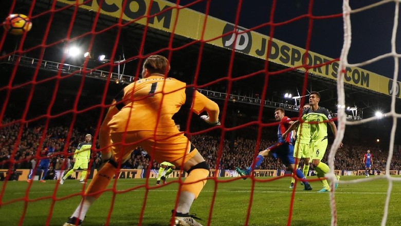 Liverpool: Sangat Tajam di Depan, Begitu Keropos di Belakang