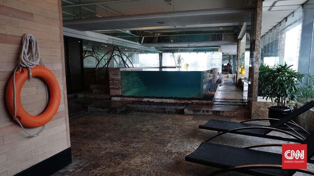 Kolam renang indoor Hotel Keraton at The Plaza, Jakarta.
