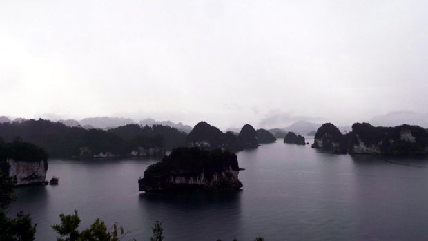 Jelajah Teluk Kabui di Raja Ampat Saat  Hujan  Seru dan 