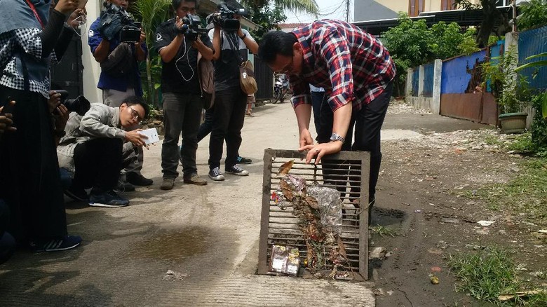 Blusukan di Jagakarsa, Ahok Cek Sumur Resapan dan Borong Buah
