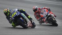 Andrea Dovizioso mengalahkan Valentino Rossi pada balapan MotoGP Malaysia musim lalu.
