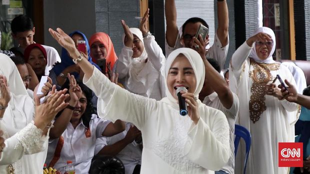 Cici Paramida yang ikut membantu kampanye Anies-Sandi. (CNN Indonesia/Abi Sarwanto)