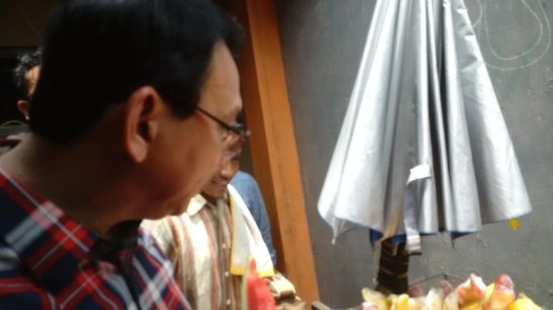 Ahok borong buah di Jagakarsa