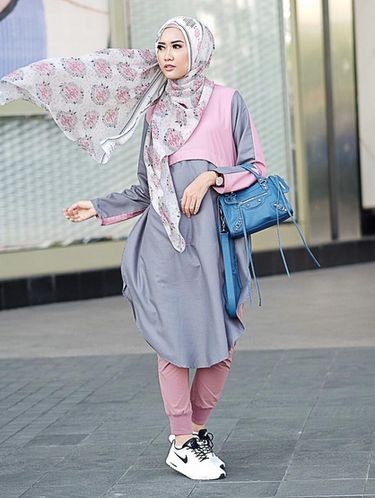 Padu padan Jilbab Motif Bunga dari Indah Nada Puspita Padu padan Jilbab Motif Bunga dari Indah Nada Puspita
