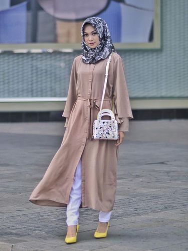 Padu padan Jilbab Motif Bunga dari Indah Nada Puspita 