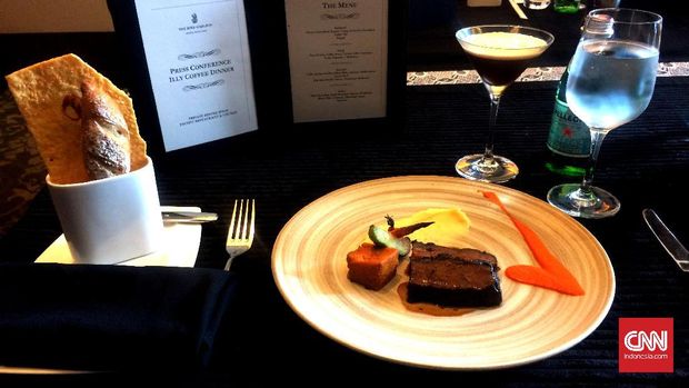 Salah satu menu di Pacific Restaurant and Lounge, Secondi, yang merupakan gabungan dari coffee barbecued beef short ribs, jalapeno adobo sauce dan carrot flan, yang menggunakan bahan kopi dari brand kopi illy, di Ritz Carlton Hotel, Jakarta, (1/11).(CNN Indonesia/Megiza)