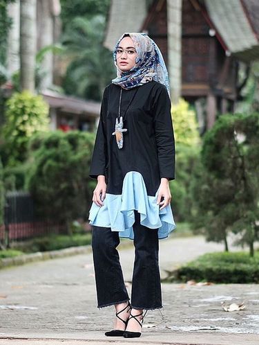  Padu padan Jilbab Motif Bunga dari Indah Nada Puspita 