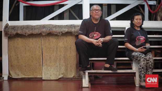 Nano Riantiarno dan Ratna Riantiarno, sosok di balik Opera Kecoa.
